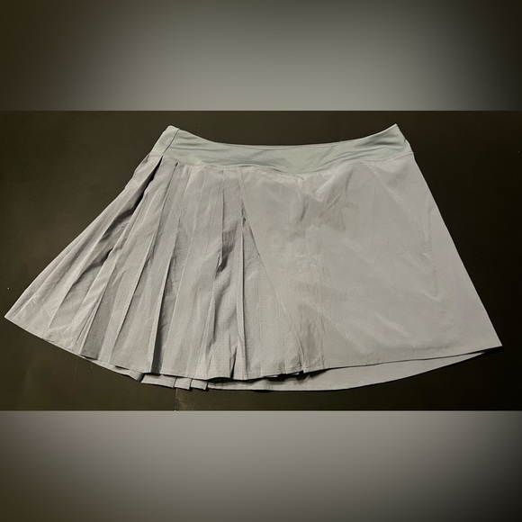 Lululemon Women’s Size 10 Pleated Skort Gray With 4.5 Inch Inseam Light Gray - Picture 1 of 13